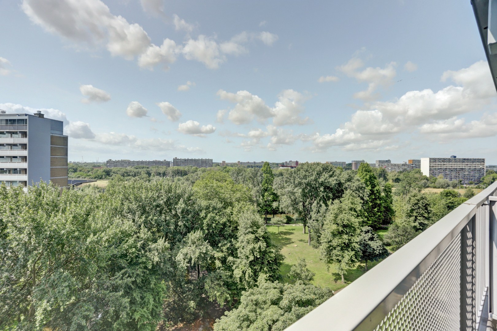 Zonder klussen te betrekken dit fraaie 4-kamer appartement op de 10e verdieping met 3 slaapkamers, fraaie keuken, moderne badkamer, mooi uitzicht en gelegen aan een groen park! 