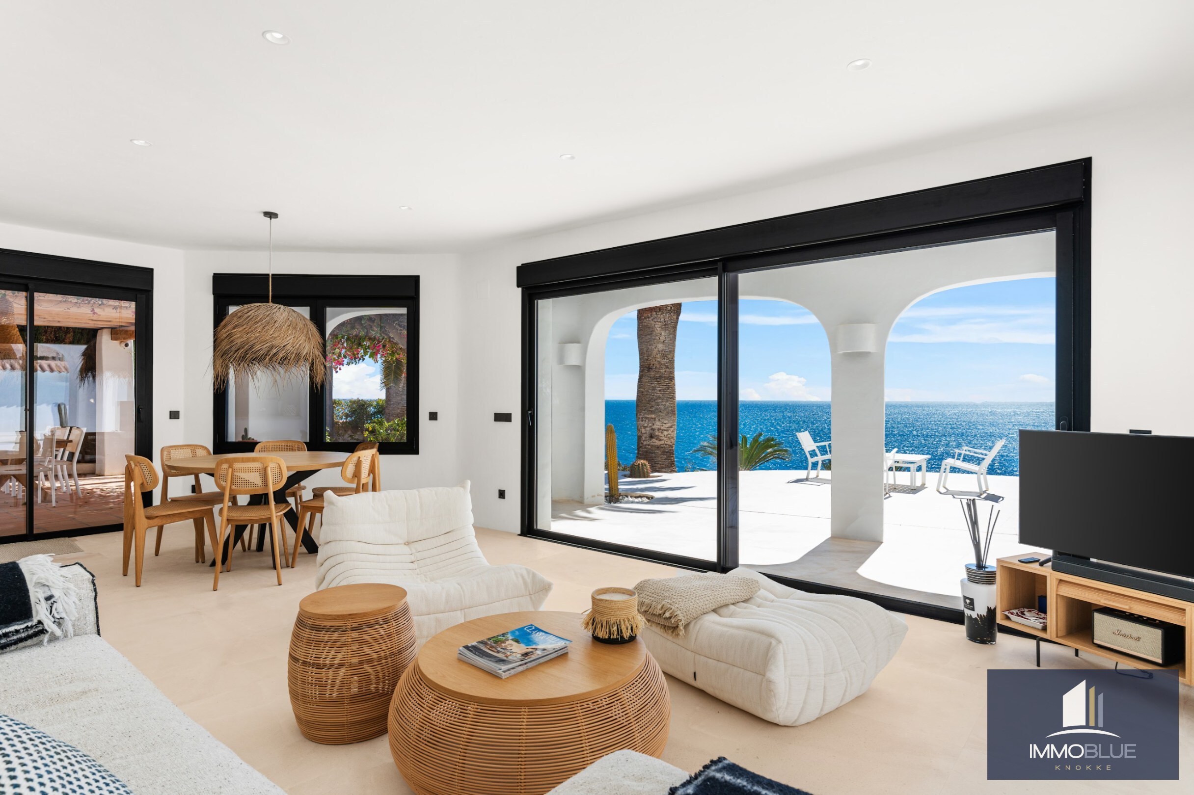 Villa méditerranéenne rénovée avec vue sur mer dans un environnement côtier calme 