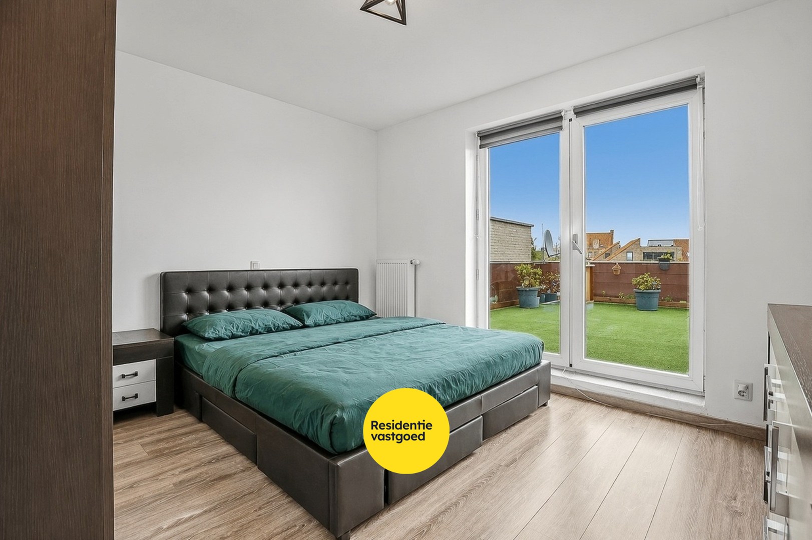 Recent appartement met privatieve tuin (346m²)  en ruim terras (40m²) in het centrum van Woumen! 