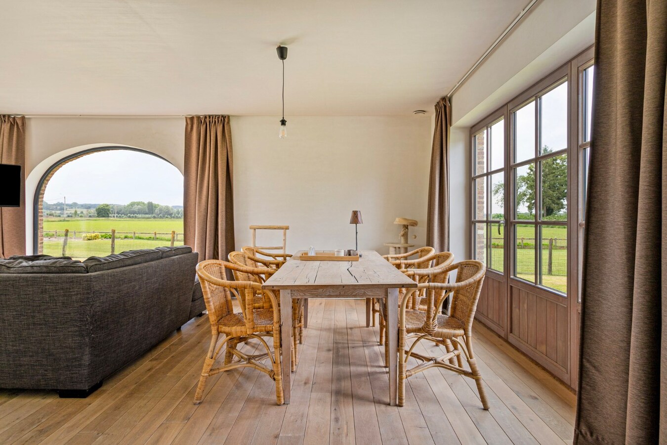 Uitzonderlijk gelegen landelijke villa met bijgebouw 