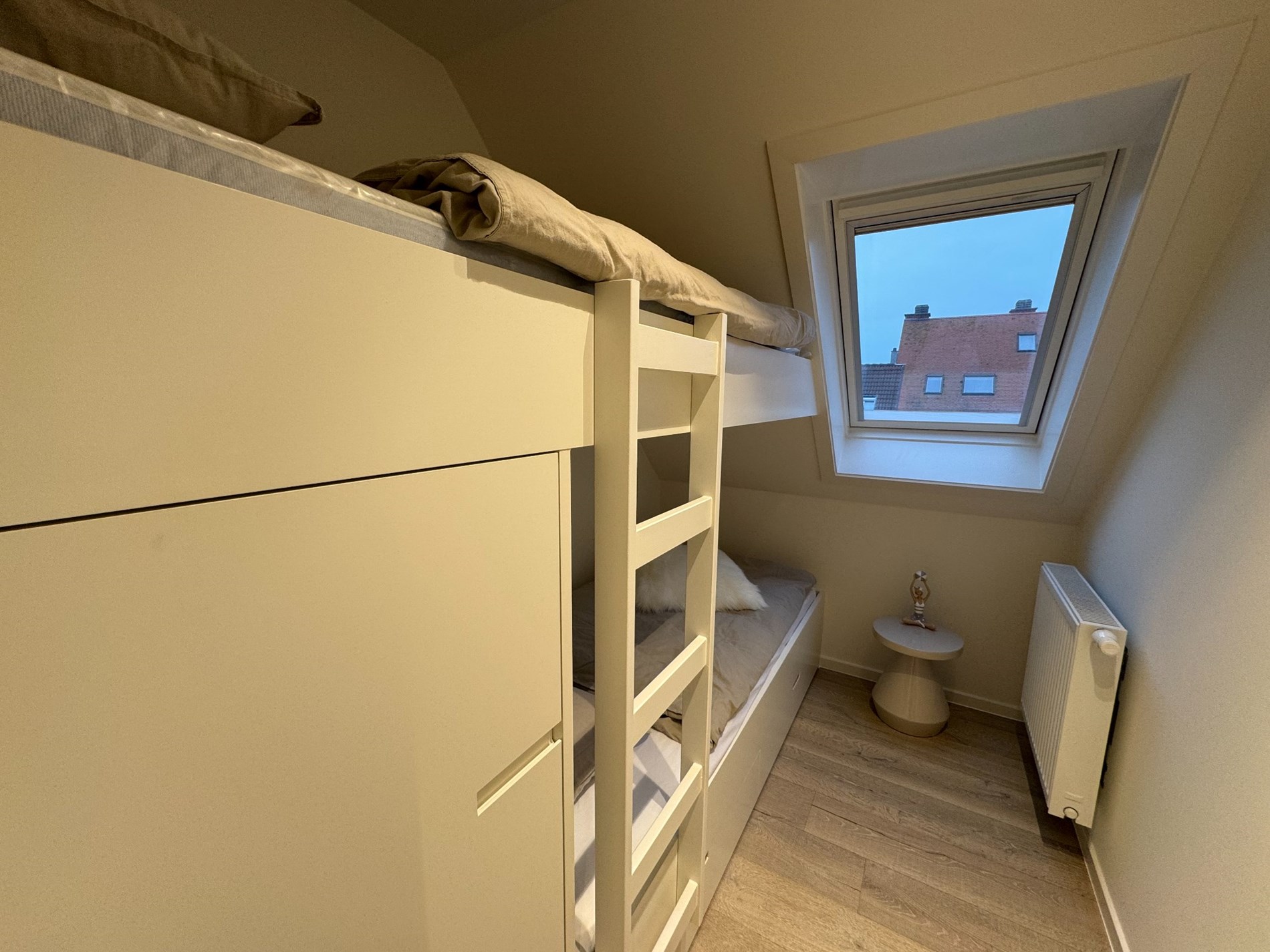 Magnifique penthouse en duplex rénové avec de magnifiques terrasses à proximité de l'avenue Lippens et de la plage de Knokke. 