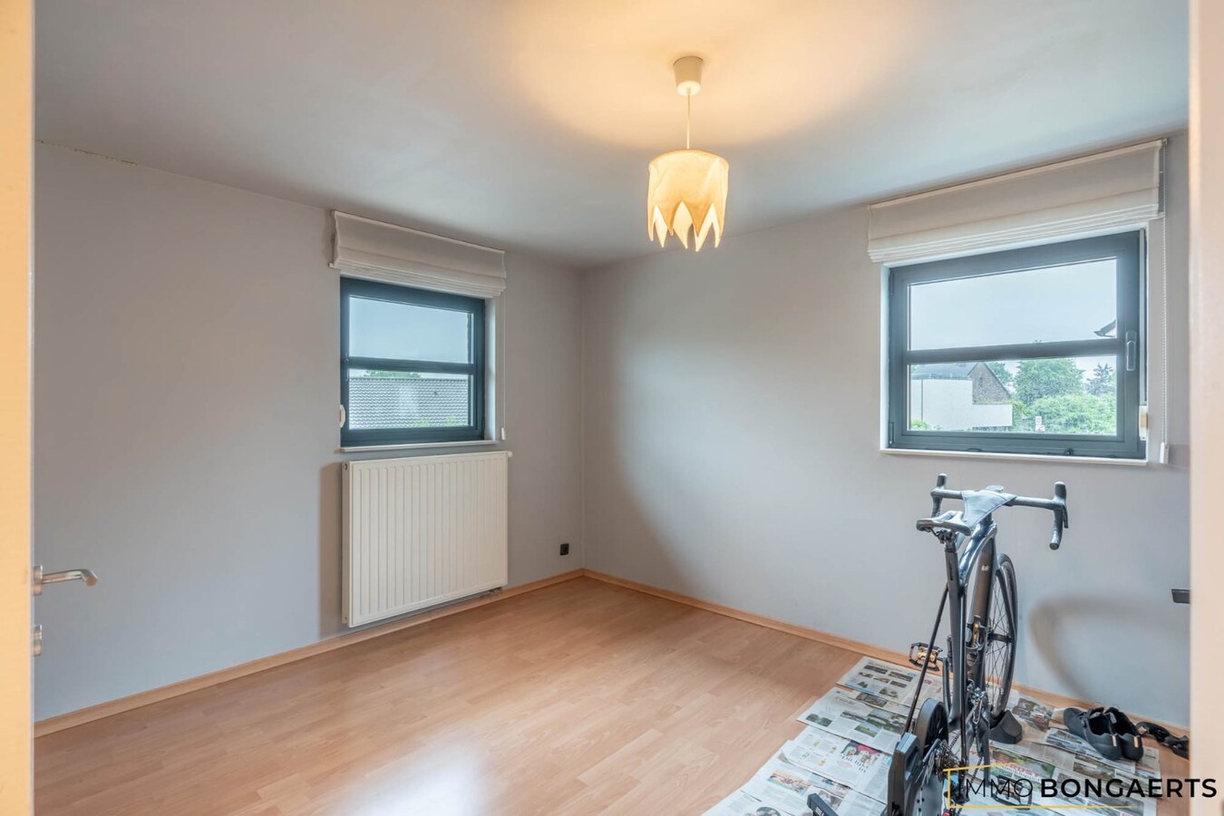 Ruime instapklare woning in het centrum van Neeroeteren met tuin, garage en 3 slaapkamers. 