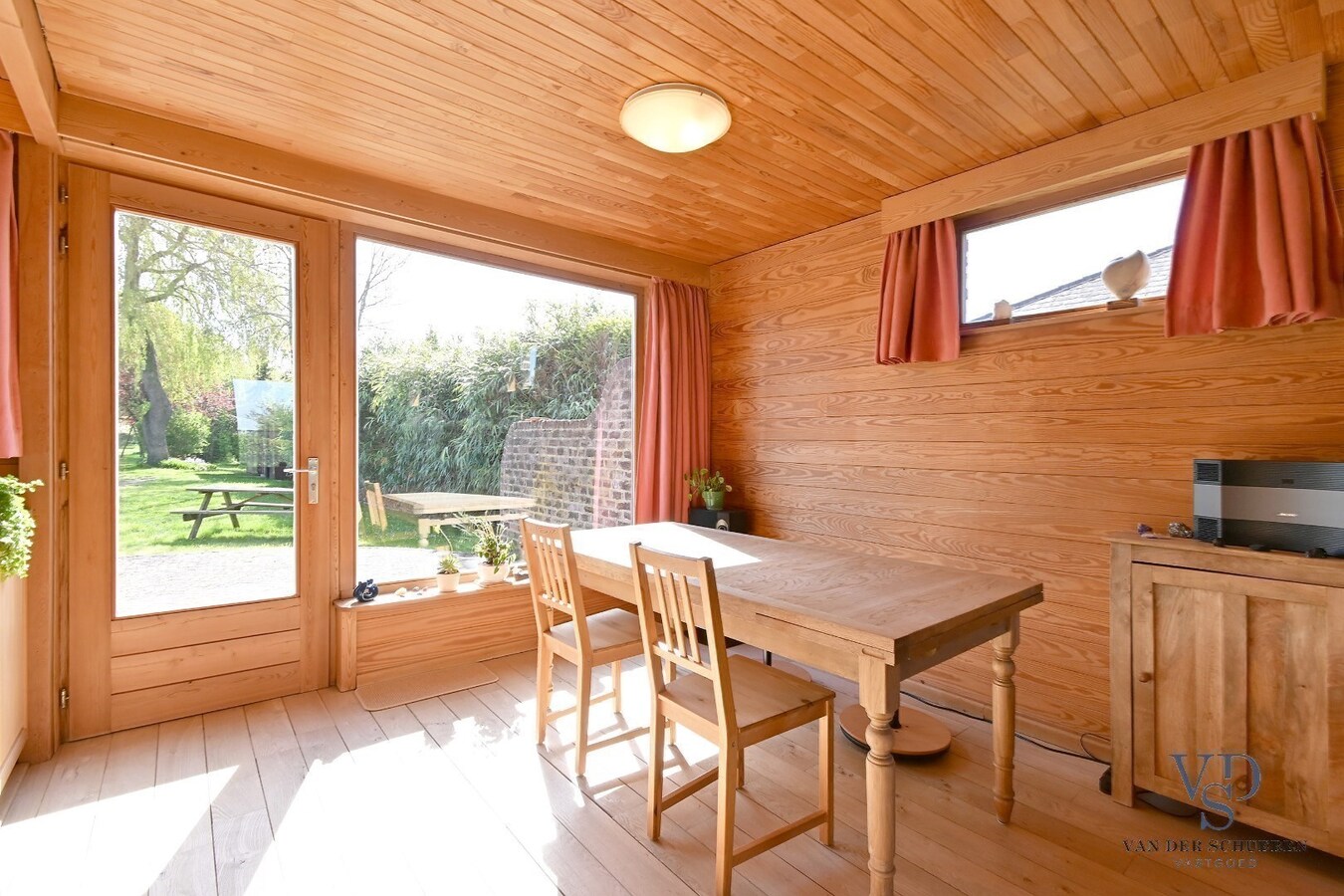 Landelijk gelegen open bebouwing op een uitzonderlijk perceel (1585m²) 