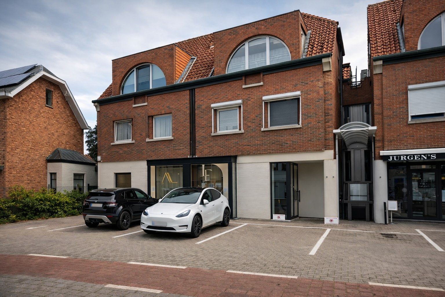 High-End Kantoor/ commerciële ruimte/ praktijk met luxe afwerking en 5 parkeerplaatsen. 