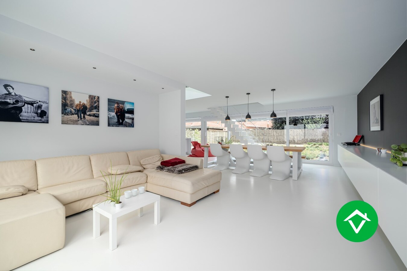 Zeer stijlvolle en instapklare villa te koop in het centrum van Koekelare. 