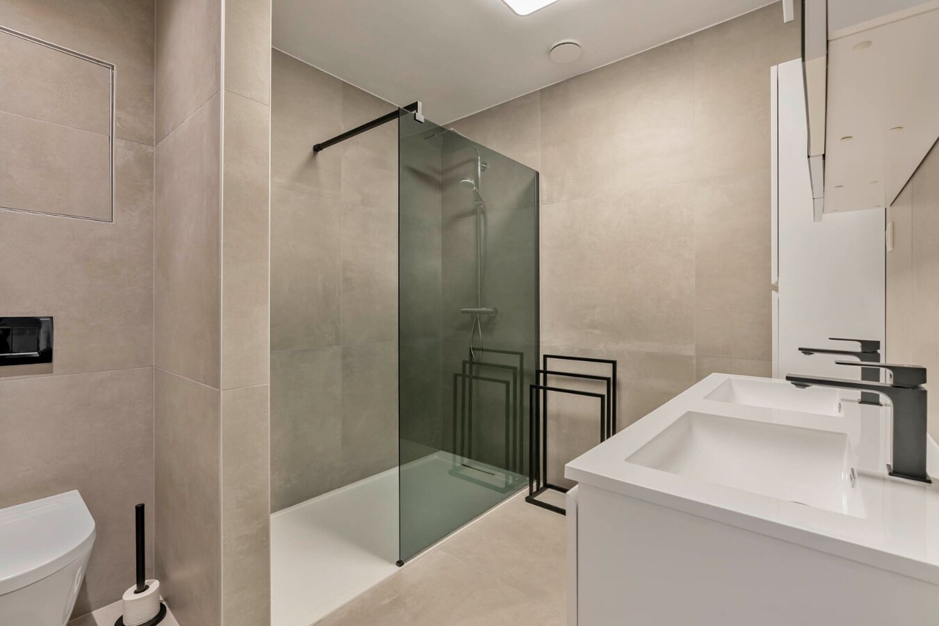 Recent duplex appartement met 2 slaapkamers en garage. 