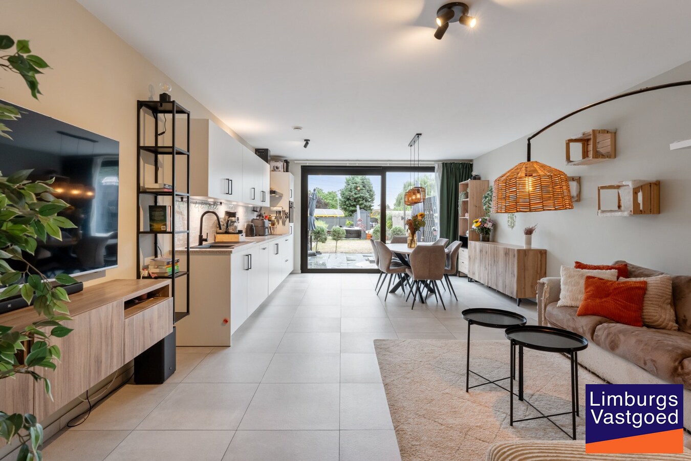 Gelijkvloers appartement (95m²), 2 slpk, ruim terras/tuin, autostaanplaats + kelderberging 