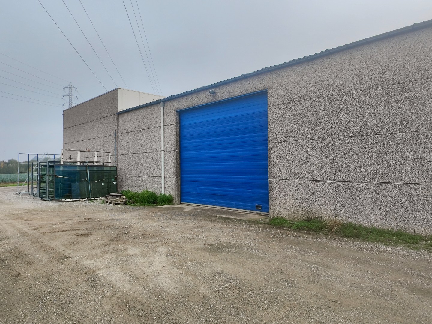 Geïsoleerde loods van 385m² met sectionaalpoort 