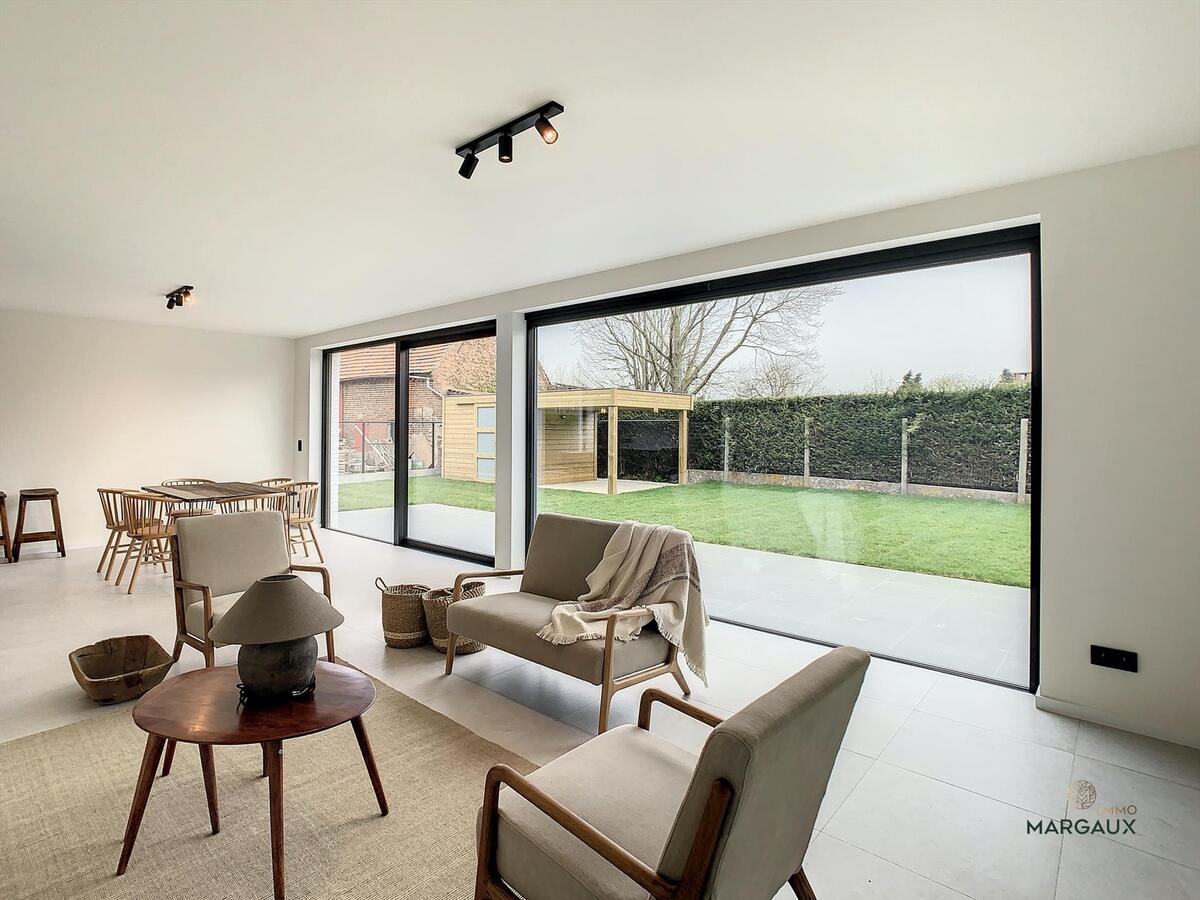 Halfopen bebouwing met exclusieve afwerkingsgraard 