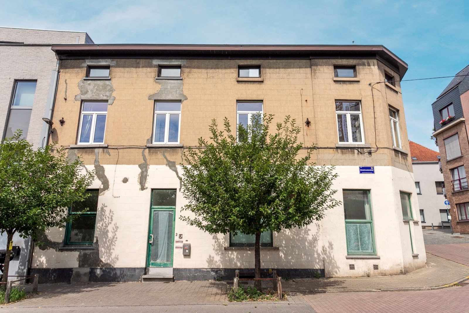Opbrengsteigendom met 2 vergunde appartementen en kelders in het centrum van Halle 