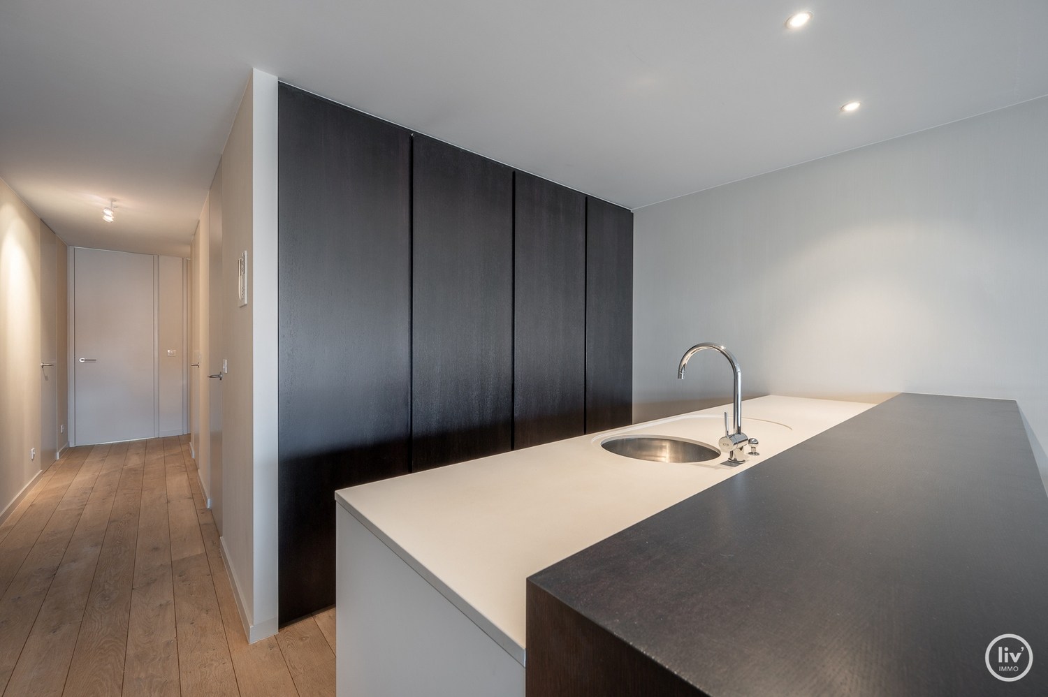 Meublé - Appartement récemment rénové et fini avec des matériaux de haute qualité comprenant 2 chambres à coucher et une largeur de façade de 6 mètres, idéalement situé à proximité de l'avenue Dumorti 