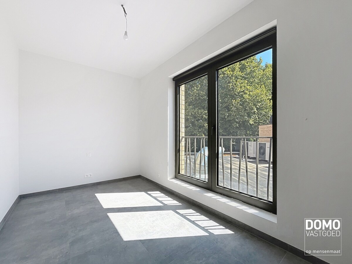 VOLLEDIG AFGEWERKT NIEUWBOUWAPPARTEMENT MET 2 SLAAPKAMERS, TERRAS, ONDERGRONDSE AUTOSTANDPLAATS EN KELDERBERGING IN RESIDENTIE "DE KWINT" TE ZONHOVEN 