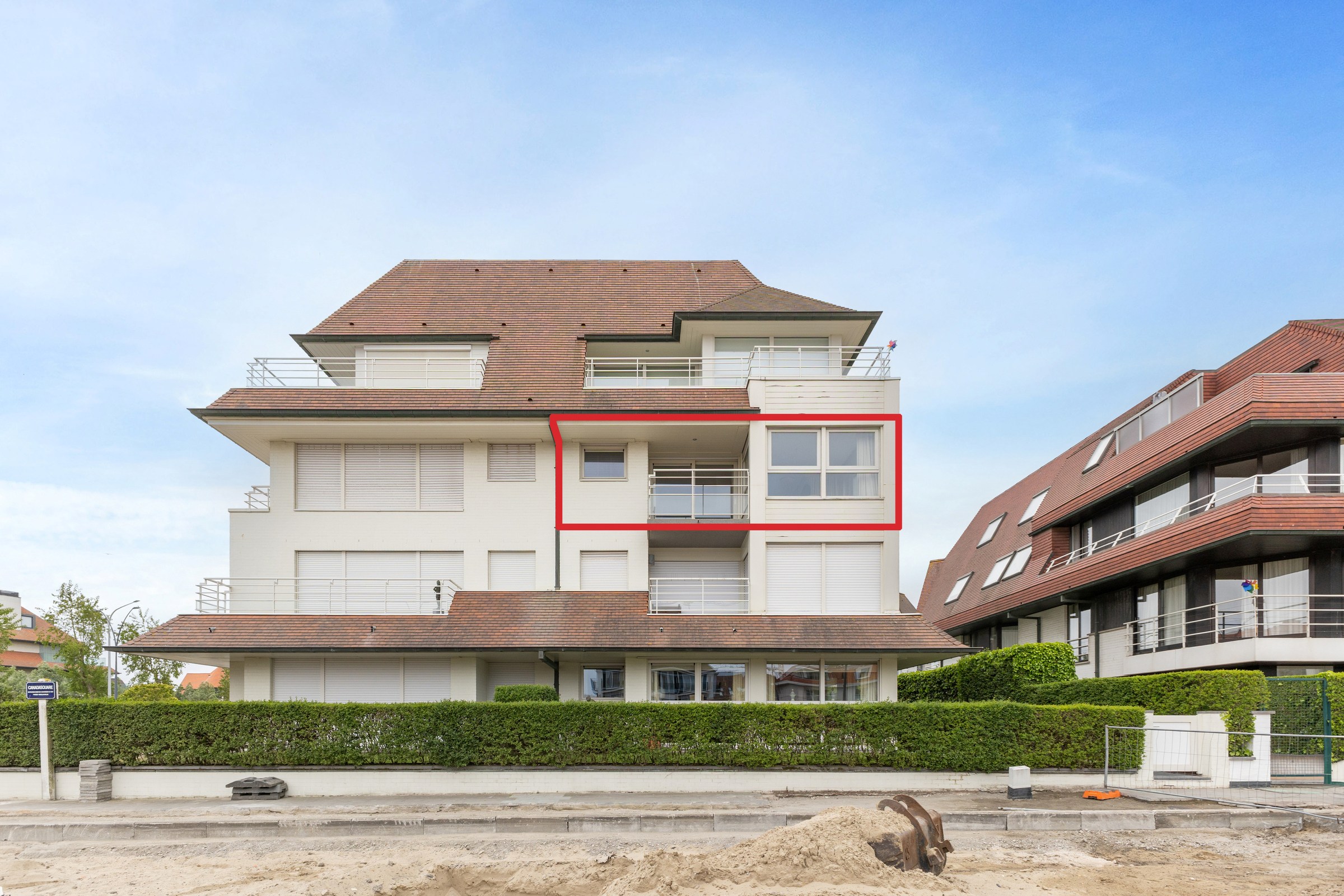 Appartement de 3 chambres entièrement rénové, idéalement situé près de la digue et du casino à Knokke. 