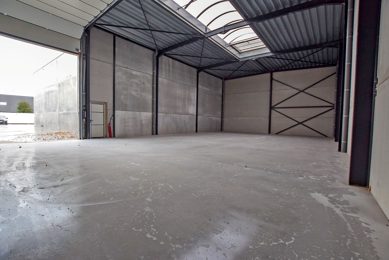 Geïsoleerde nieuwbouwloods 9F (loods 5) (249m²) te huur op een industrie- ambachtzone te Vleteren. 