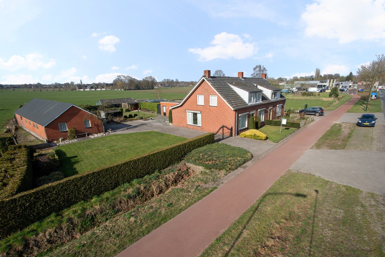 Royale halfvrijstaande woning met uitzicht over de landerijen, op korte afstand van het centrum. 