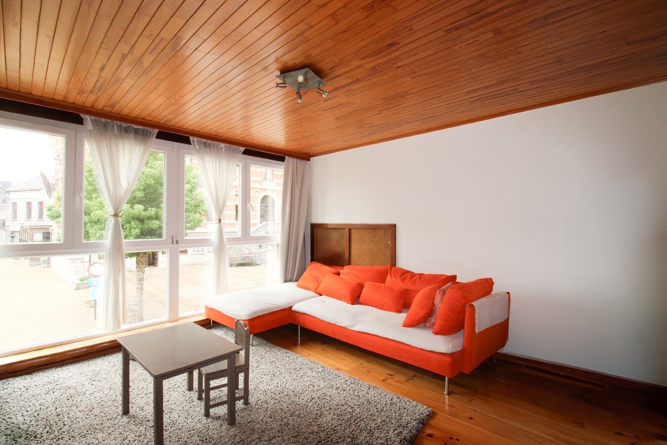 Veelzijdig handelshuis met woonst en luxueuze B&amp;B op toplocatie aan de Markt van Temse! 