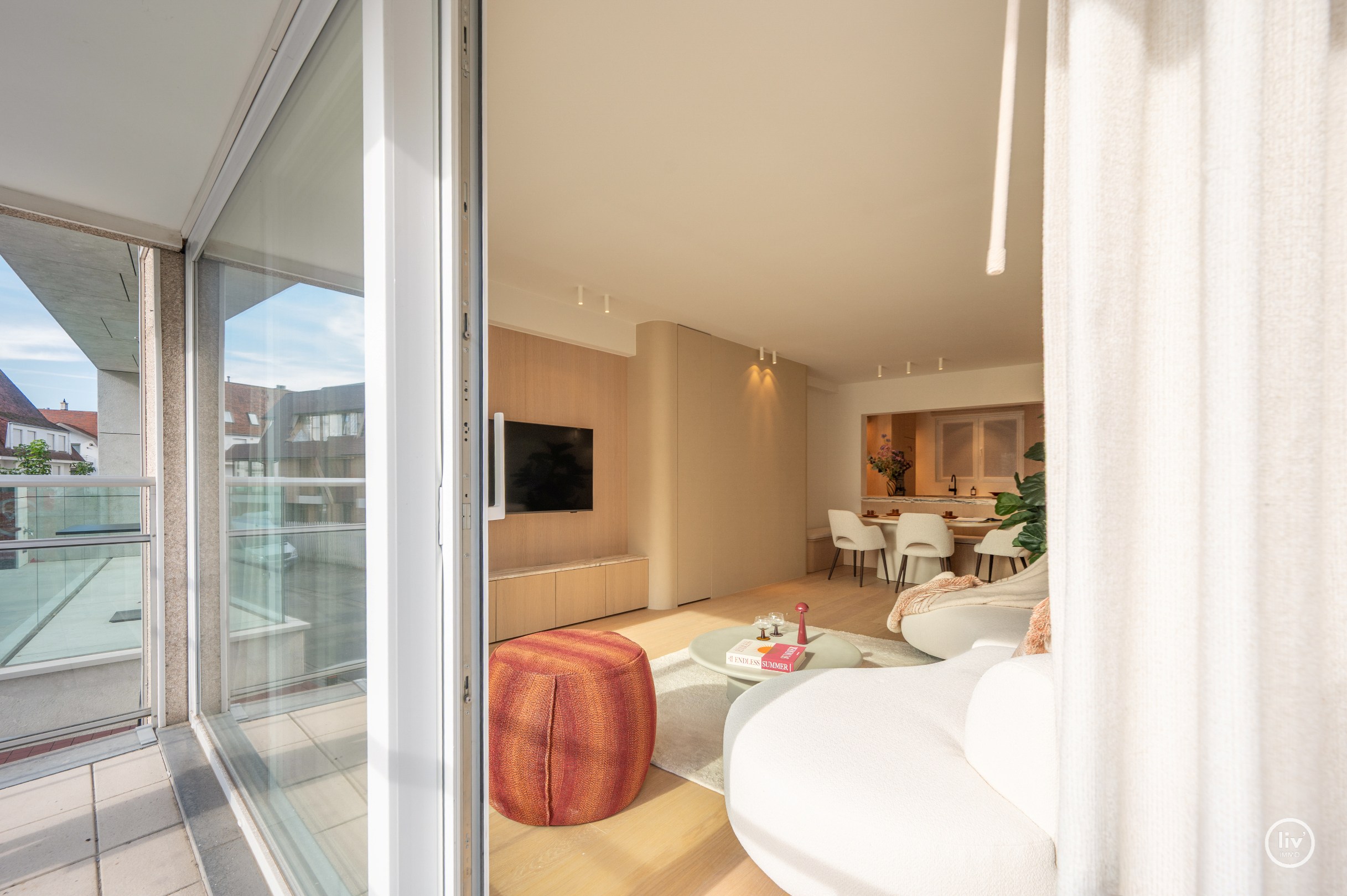 Prachtig gerenoveerd 3 slaapkamerappartement met open zichten gelegen op de Jozef Nellenslaan te Knokke. 
