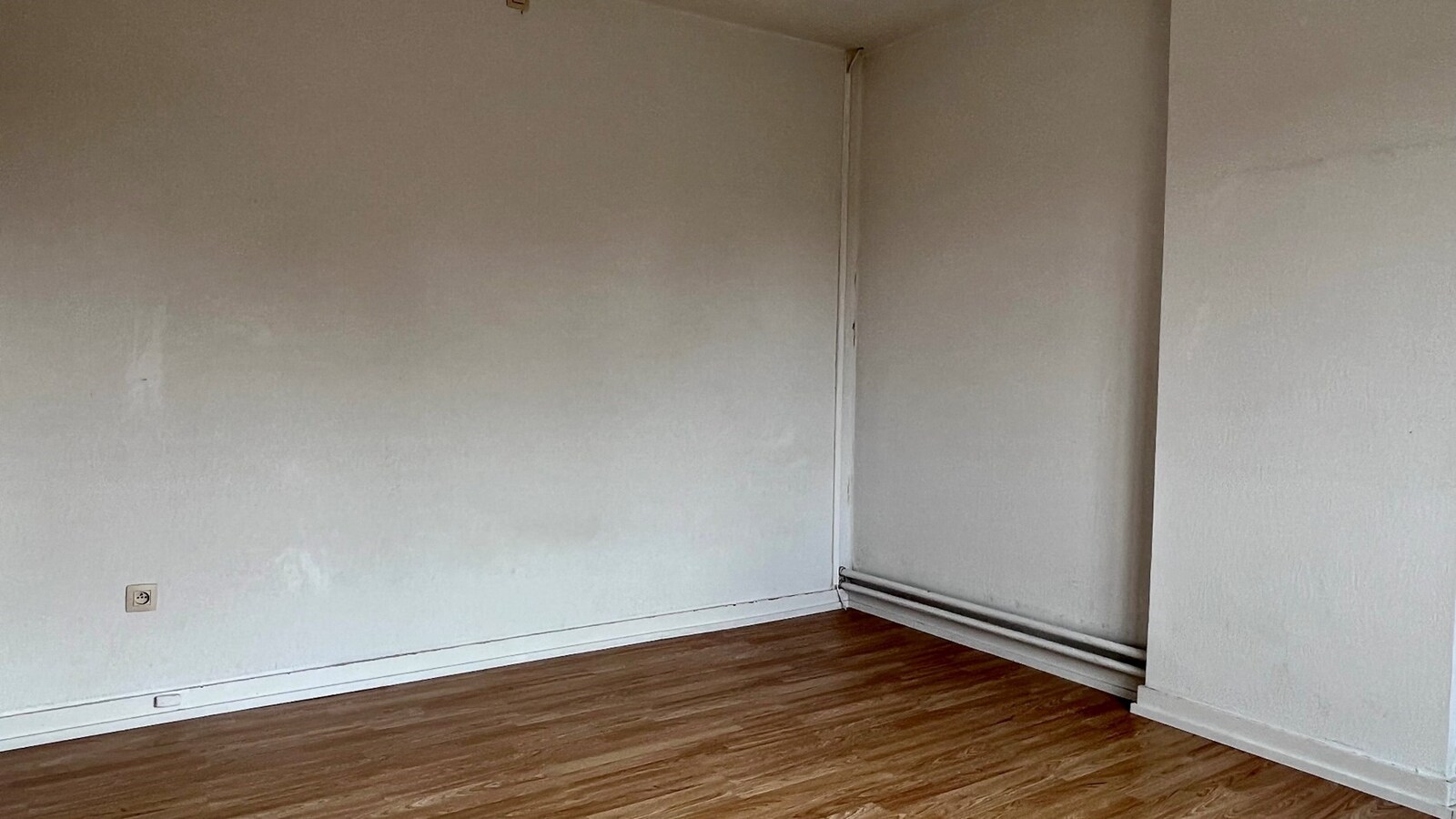 Gerenoveerde woning met prachtige tuin, gelegen in het centrum van kermt. 