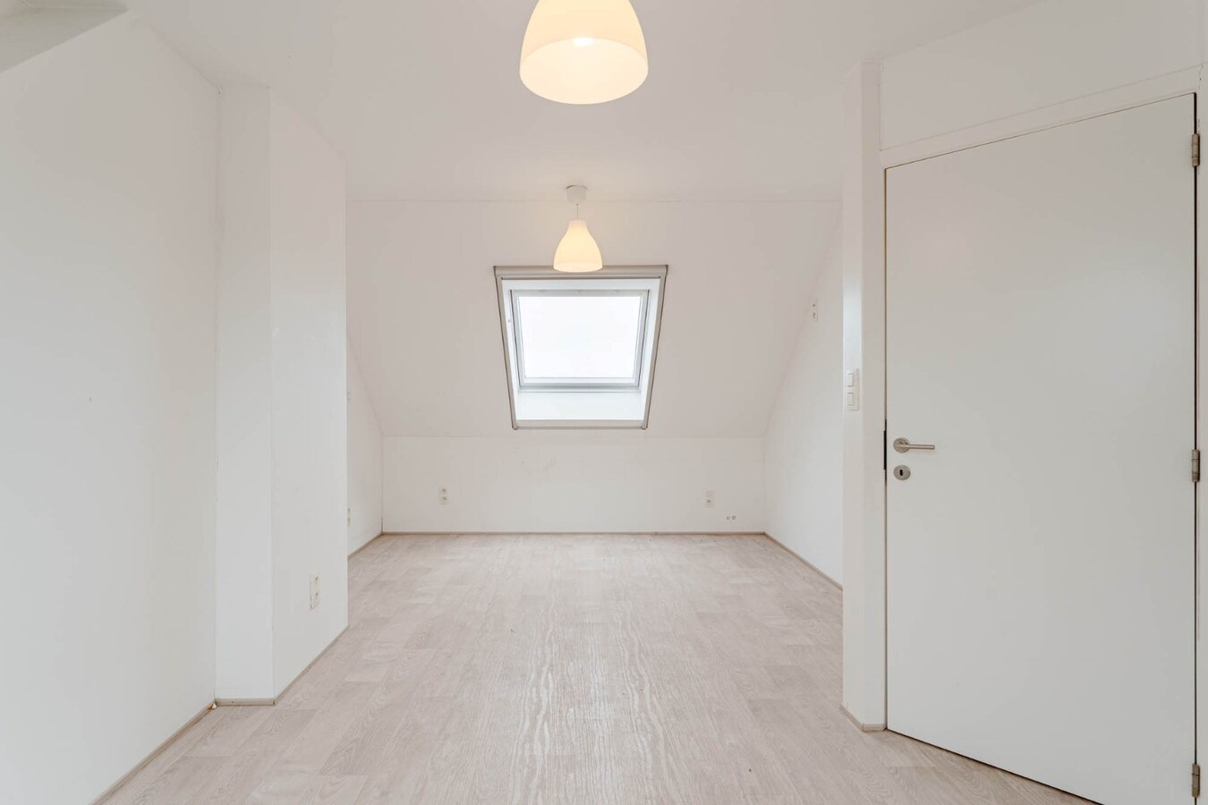 Gerenoveerde, goed onderhouden woning nabij het centrum van Bree mét een grote garage/werkplaats bereikbaar langs de Filterstraat aan de achterzijde van de woning! 