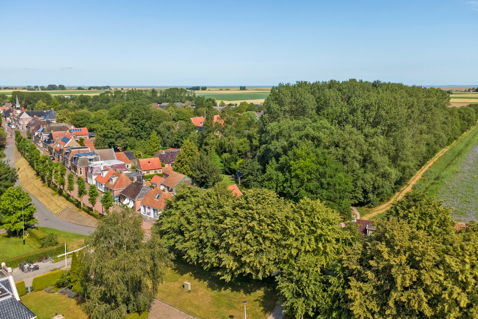 Instapklaar en tot in de puntjes verzorgd, met twee slaapkamers en een fraai verbouwde schuur voor praktijk, werk of hobby. 