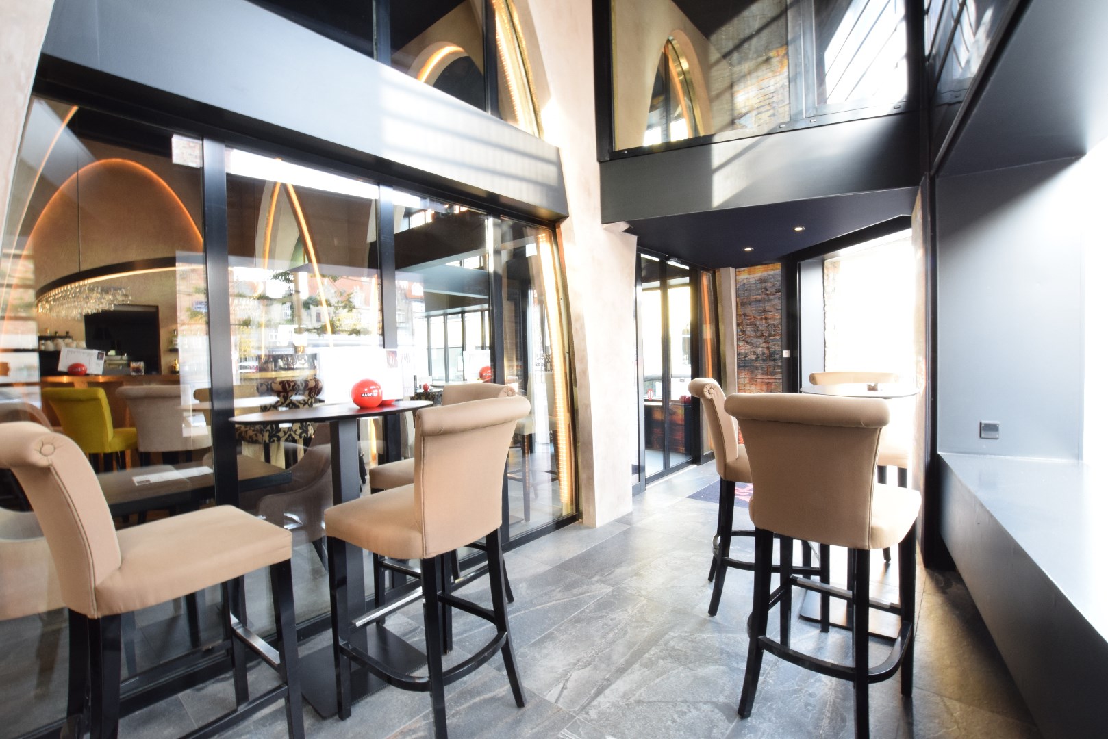 Verhuurd opbrengsteigendom (200m²) op commerciële toplocatie te Diksmuide! 