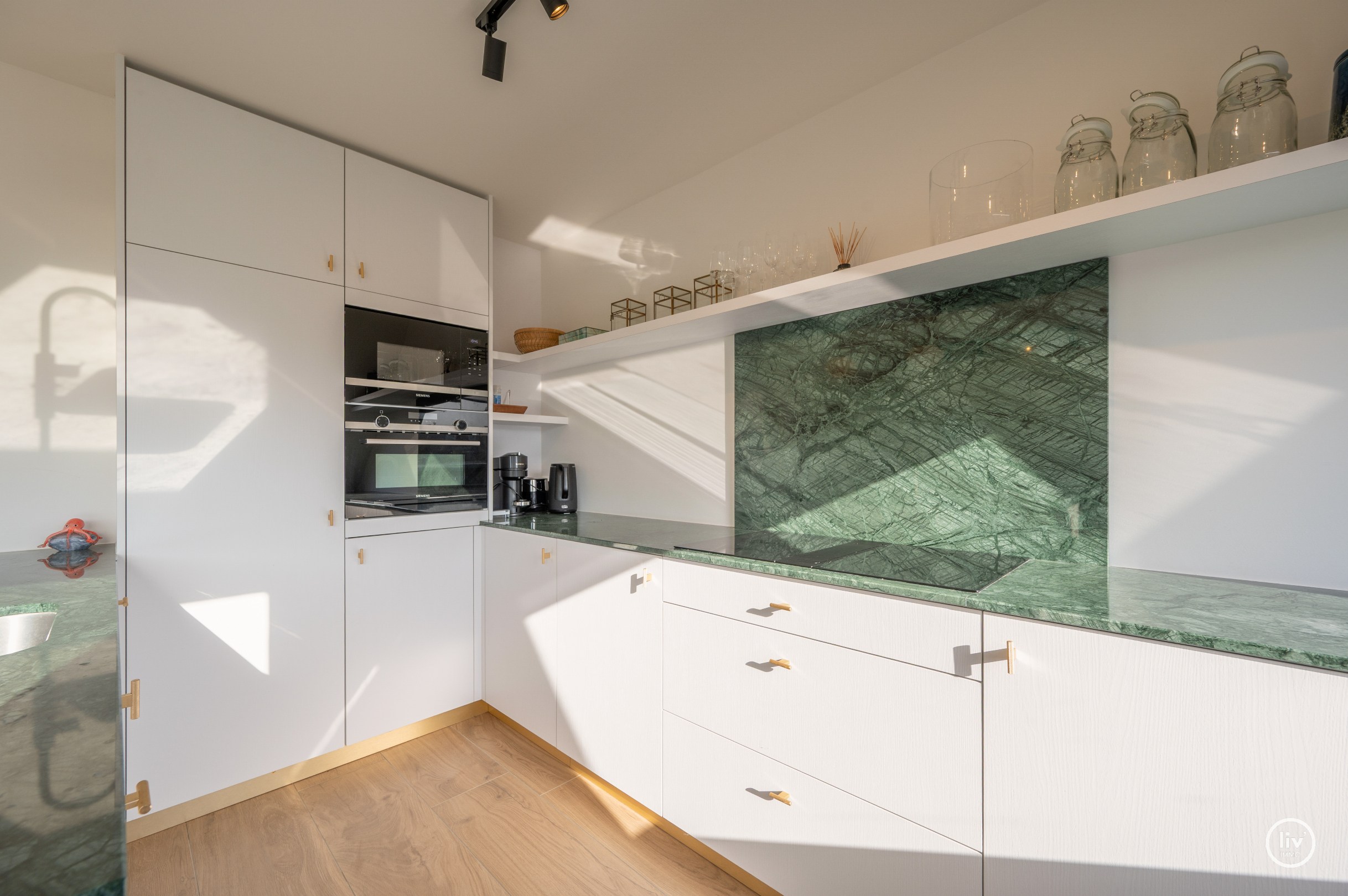 Appartement en triplex prêt à emménager situé près de la place Rubens avec vue latérale sur la mer. 