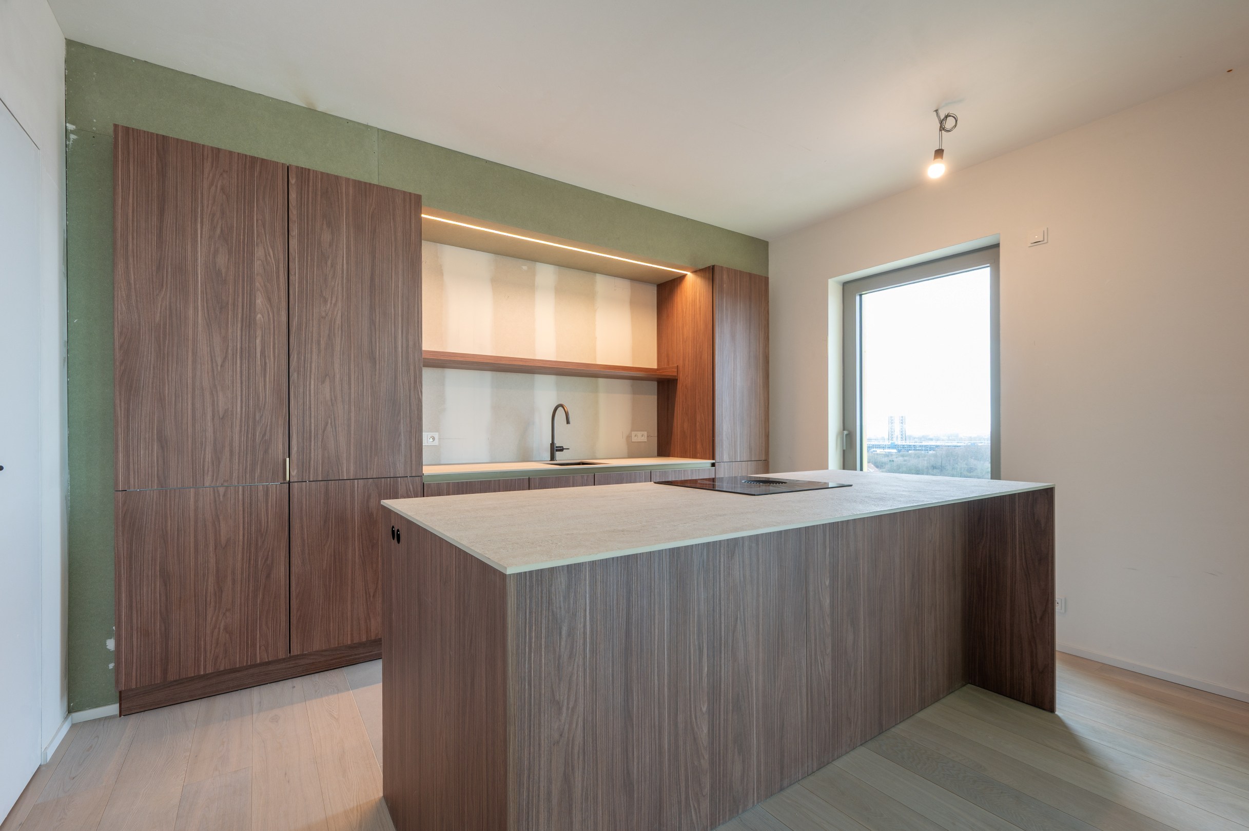 Unieke herverkoop in het Project hoost te Centrum Heist op wandelafstand van de Zeedijk genietend van zijdelings-zeezicht! 