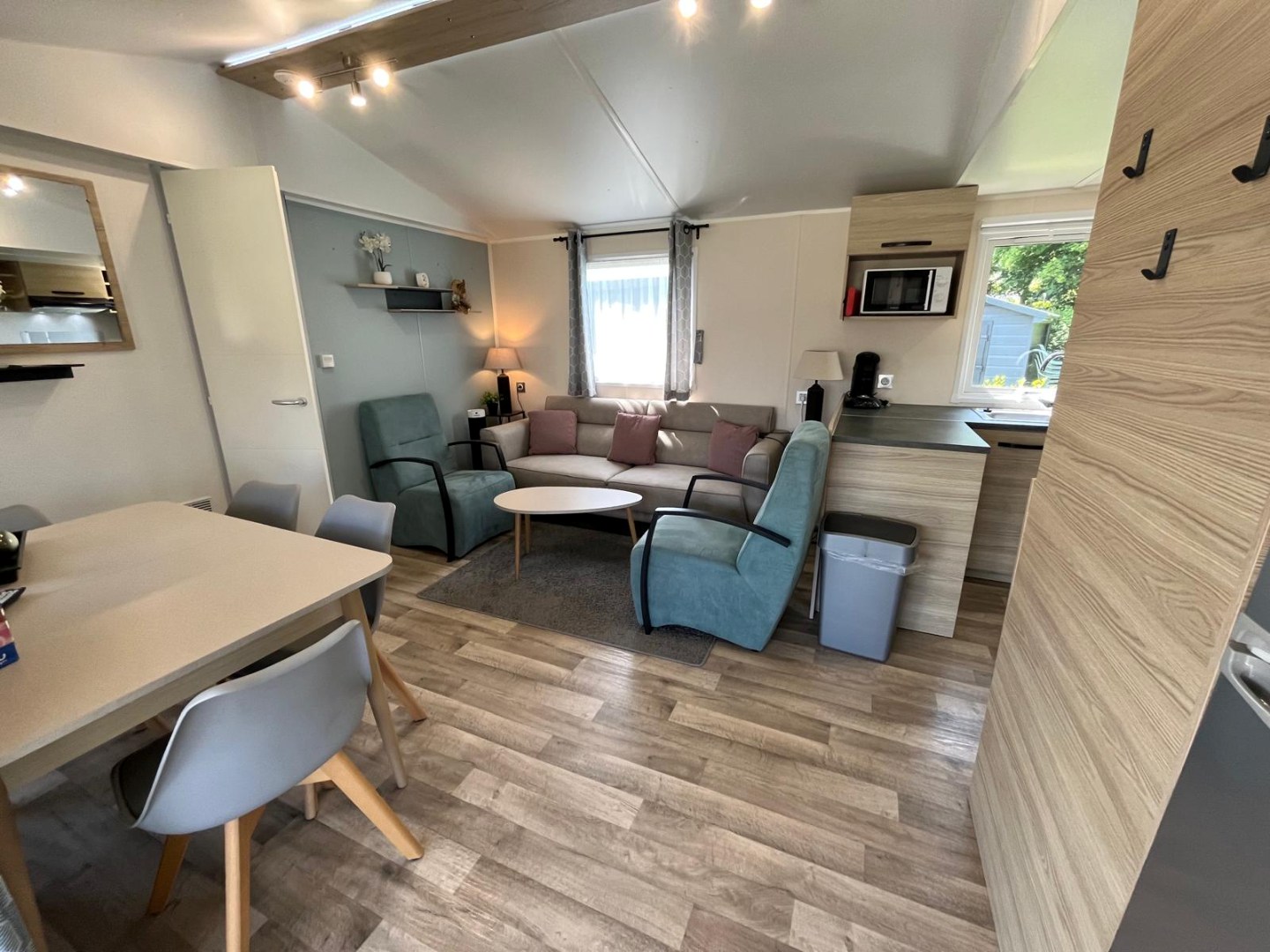 T.A. Makelaardij biedt aan – Chalet JD12-: Op een schitterende locatie in een goed verzorgd recreatiepark aan de kust van Walcheren bieden wij dit leuke chalet aan. 