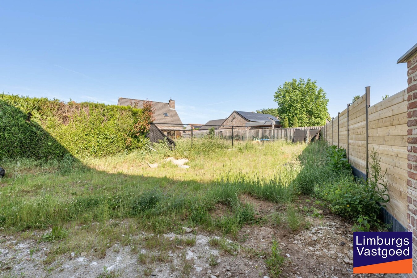 Moderne nieuwbouwwoning, 5 slpk, op een perceel van 4a31ca. 