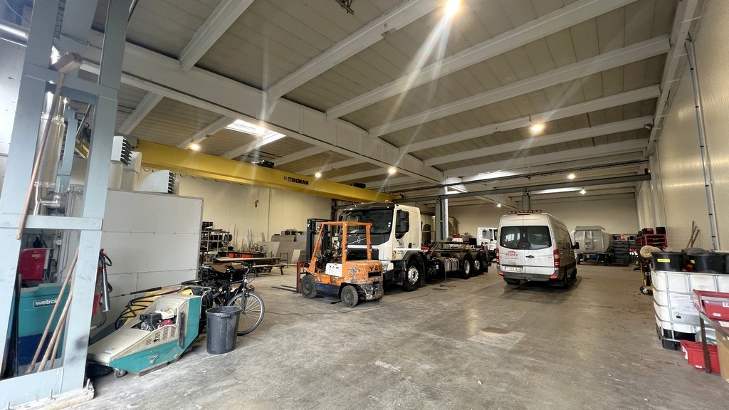 Magazijn met rolbrug en kantoren nabij N47 in Zele