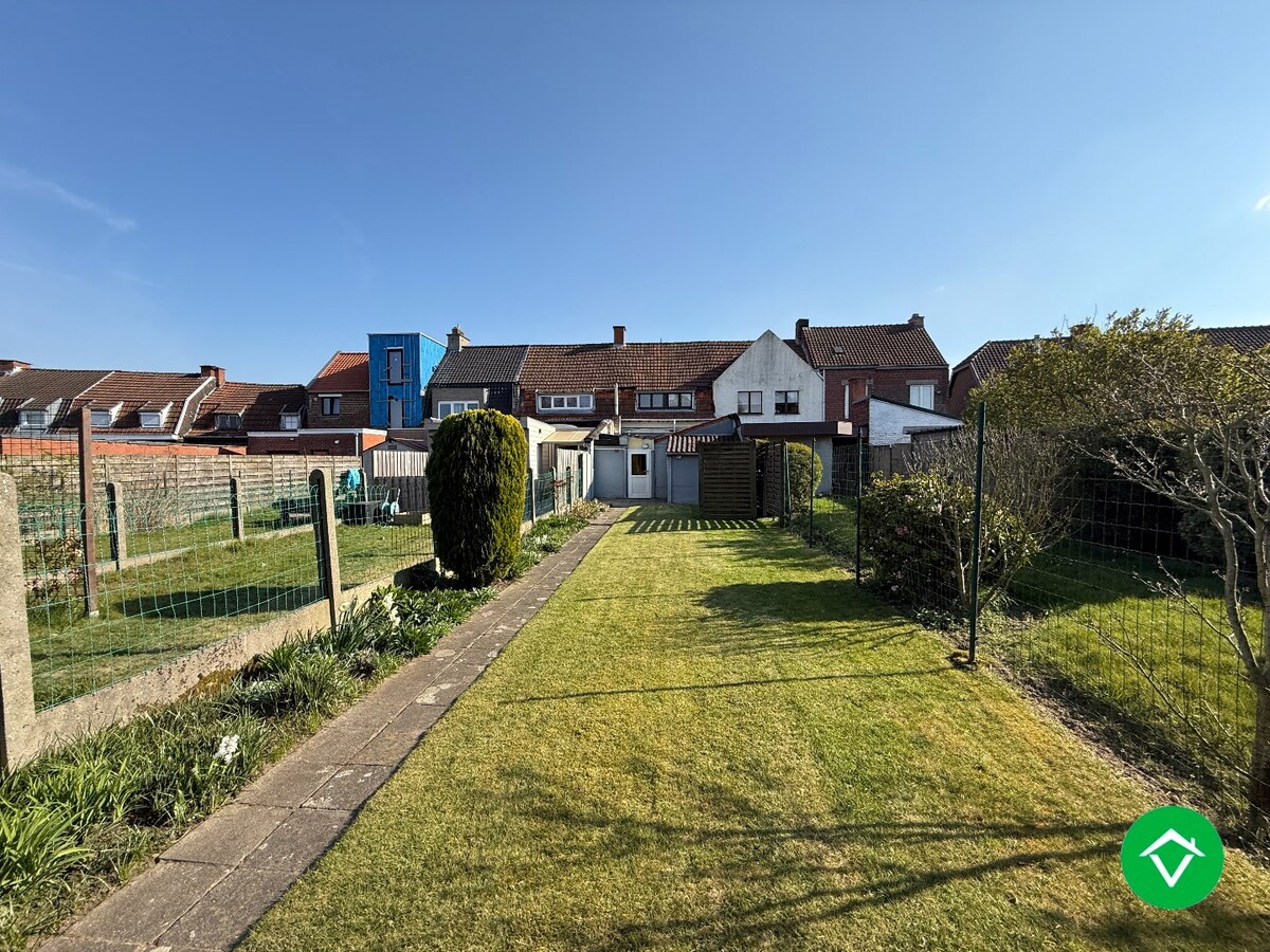 Centraal gelegen woning met 3 slaapkamers en diepe tuin te Roeselare 