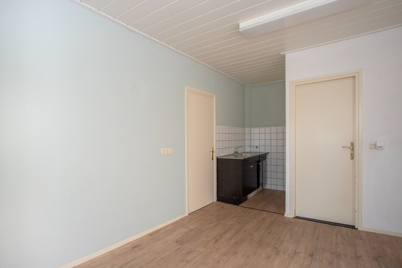 Vrijstaande woning, type landhuis met garage, carport, zwembad en 731 m2 grond. 