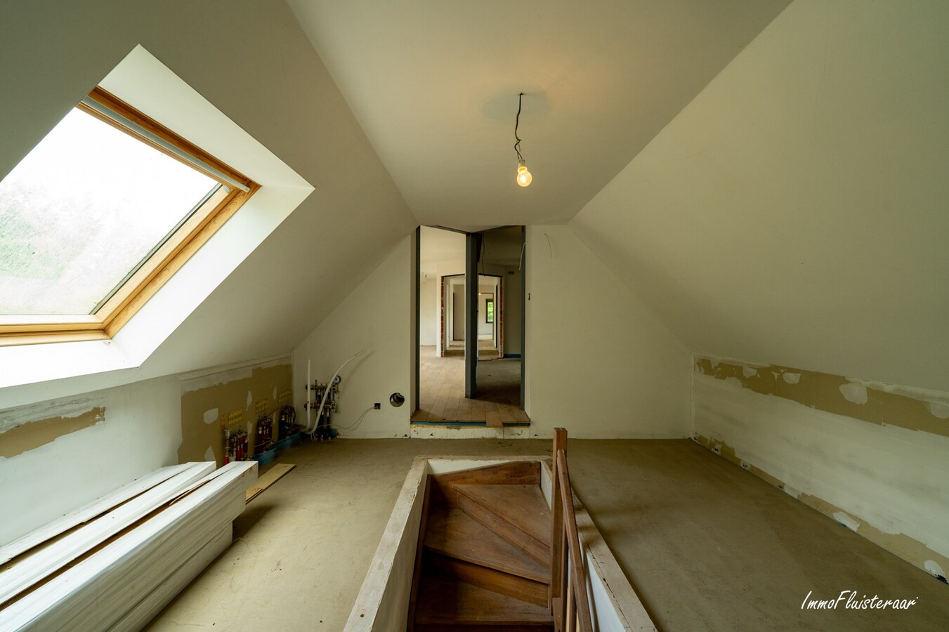 Hoogwaardige ruwbouwvilla met bijgebouw en weide 