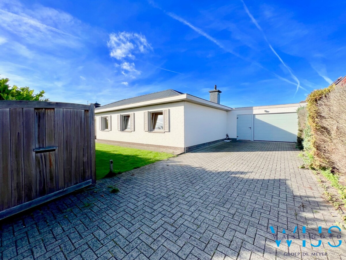 Ruime bungalow in een rustige woonwijk te Lovendegem ! 