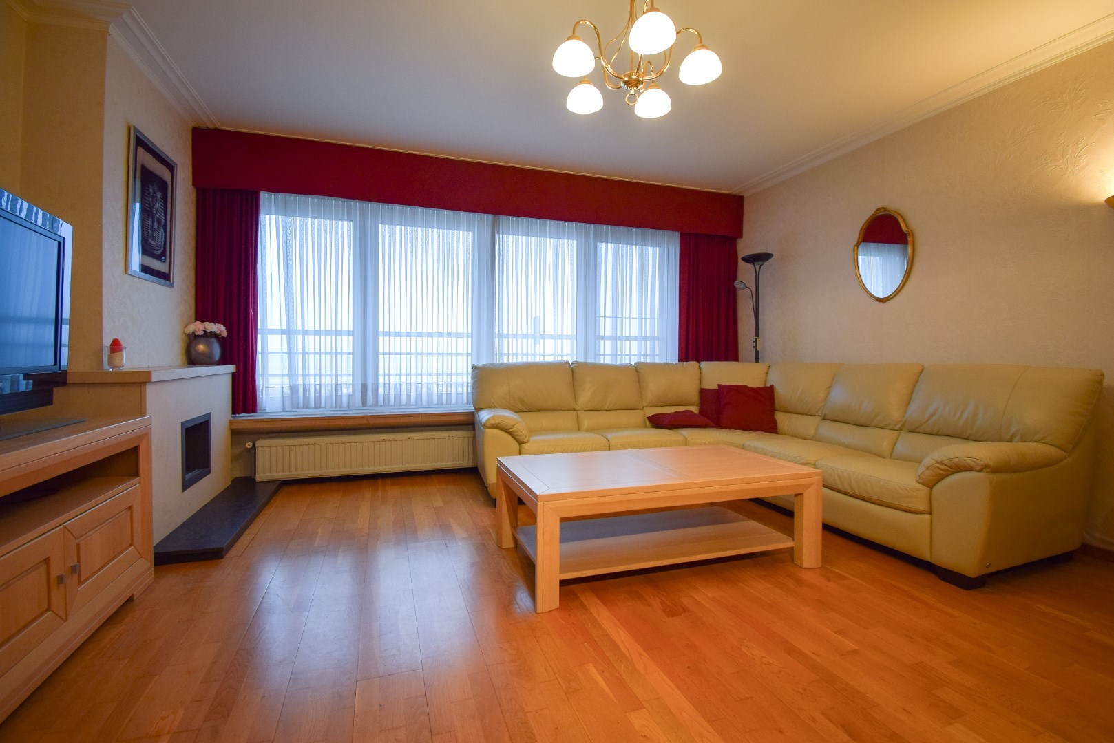 Ruim appartement met drie slaapkamers, terras en mogelijkheid garage op de zeedijk 