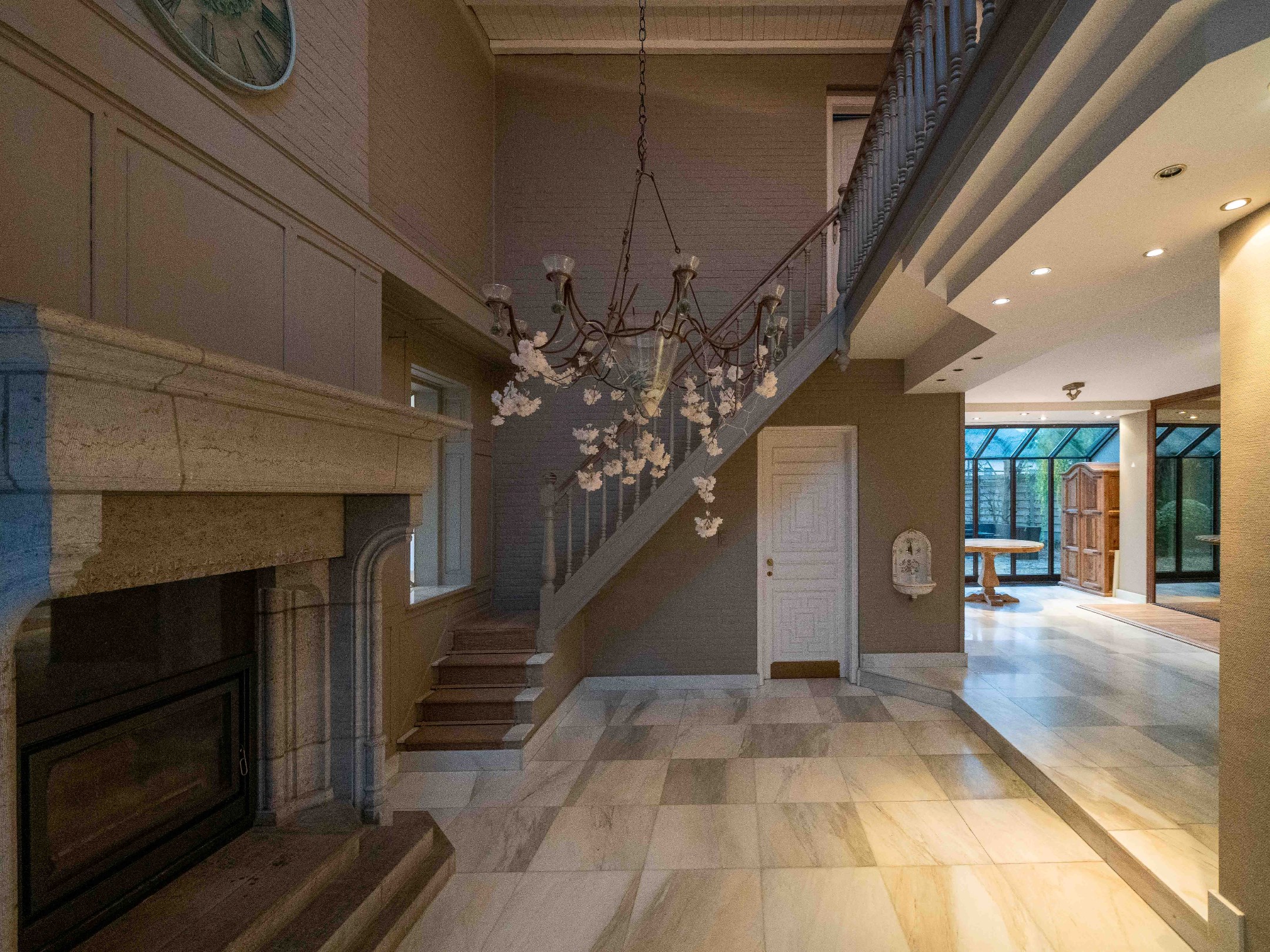 Villa met dubbele garage verscholen in het groen 