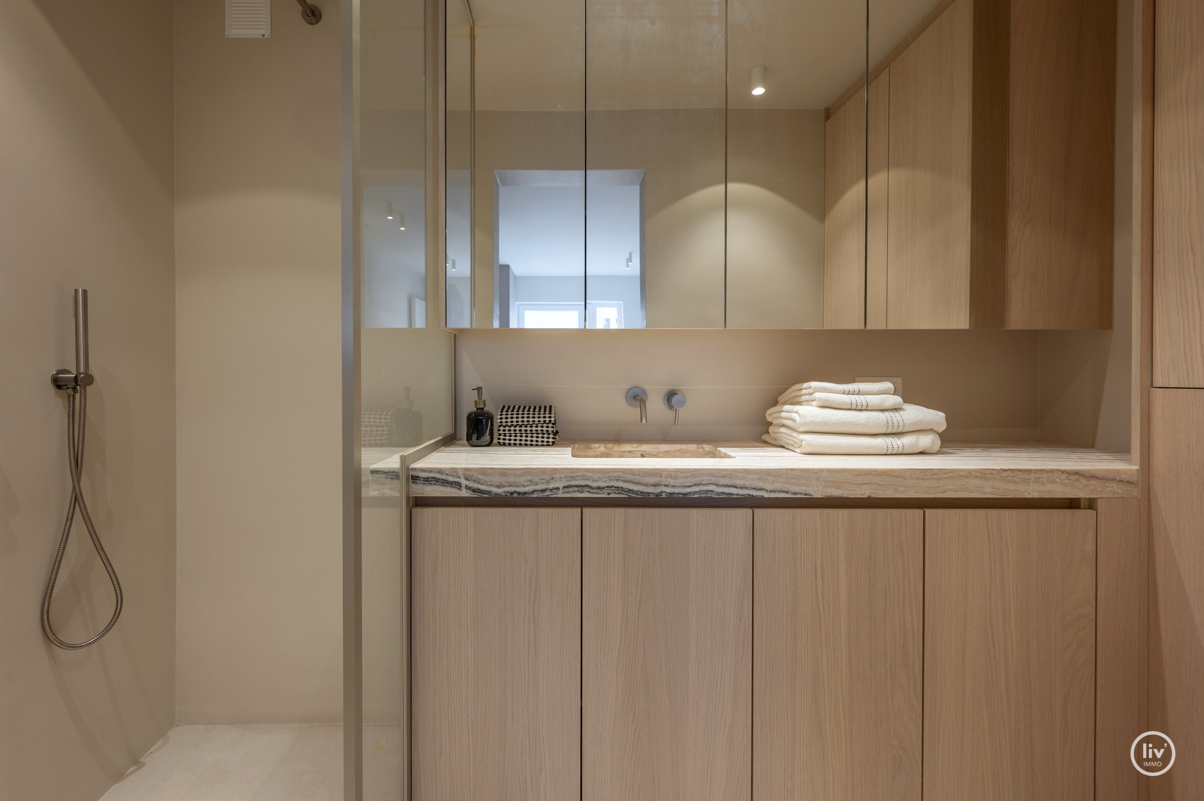 Gerenoveerd 3 slaapkamerappartement centraal gelegen vlakbij de LIppenslaan te Knokke. 