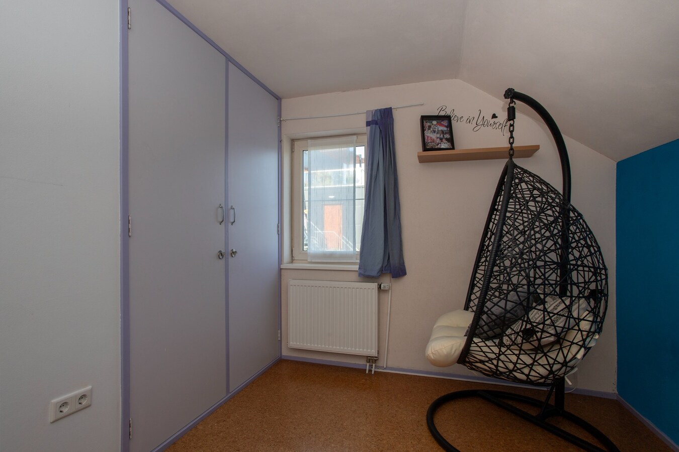 Uitgebouwde vrijstaande woning met berging gelegen op een perceel van 561 m2. 