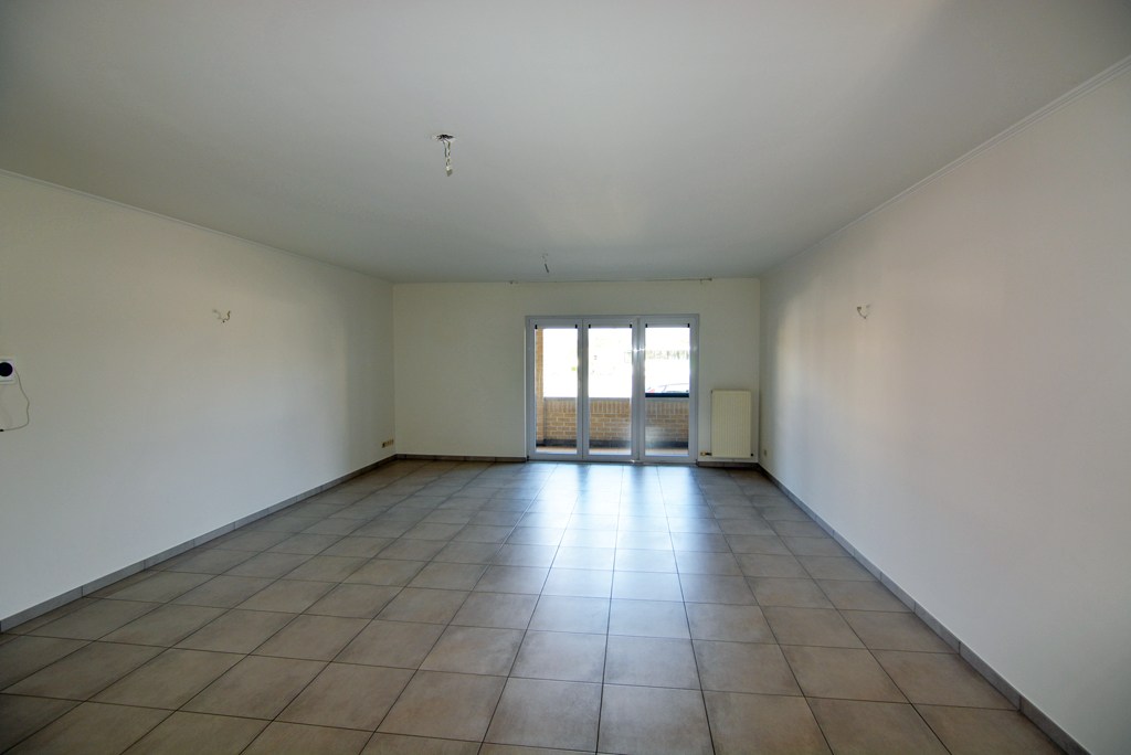 Gelijkvloers appartement (121 m²) met 2 slpks, overdekt terras, garage en kelderberging. 