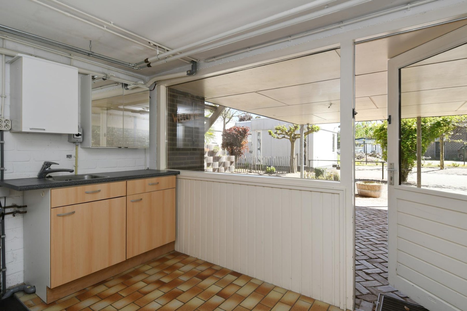 Verrassend ruime levensloopbestendige woning met vier slaapkamers, terras en souterrain met ruime hobbyruimte en inpandige garage. 