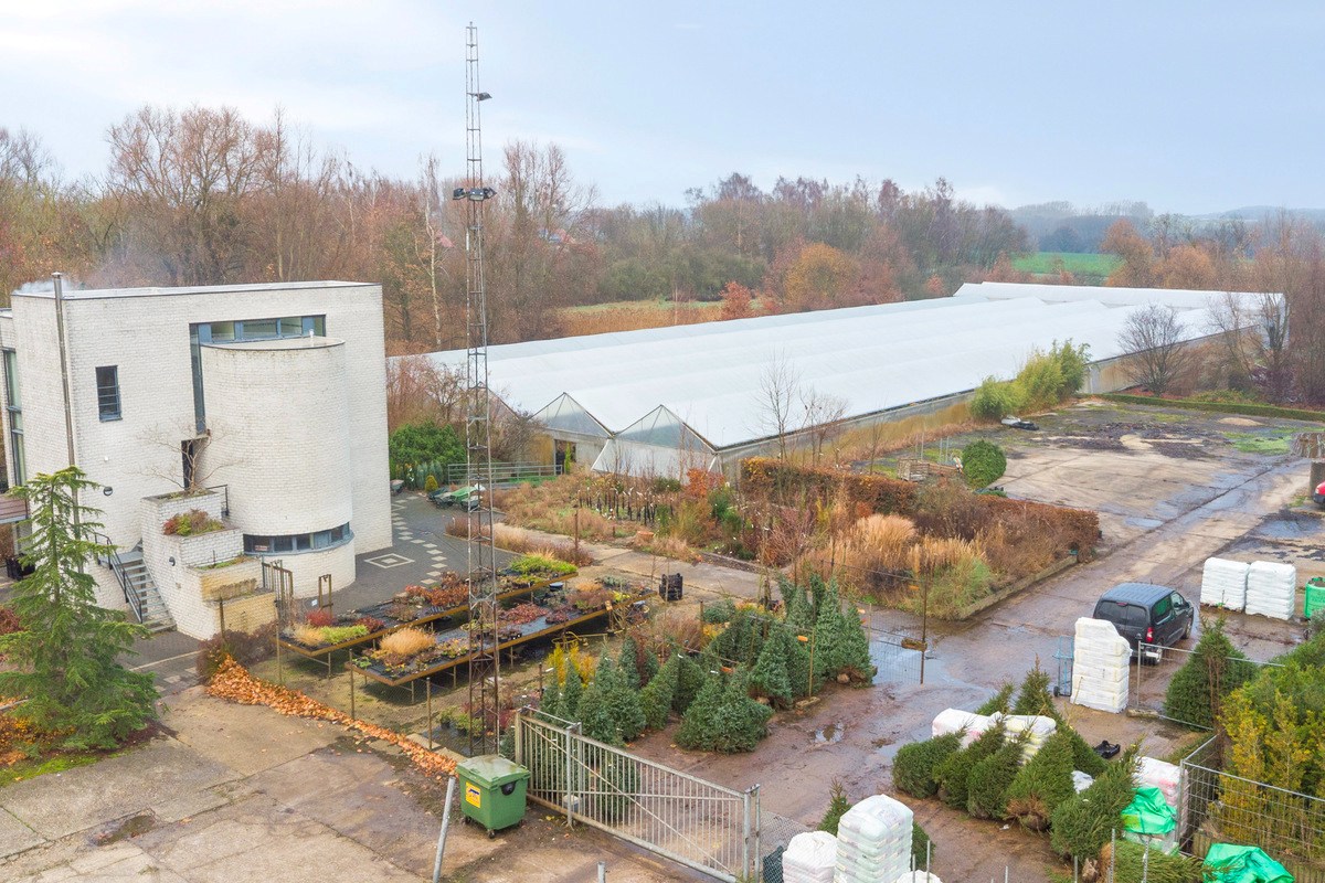 Tuinbouwcentrum met ruime woning op een perceel van 4,26 hectare 