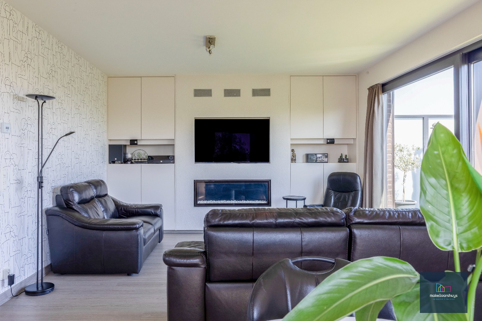 Penthouse met 2 slp. ruim terras, 2 st.plaatsen &amp; kelder 