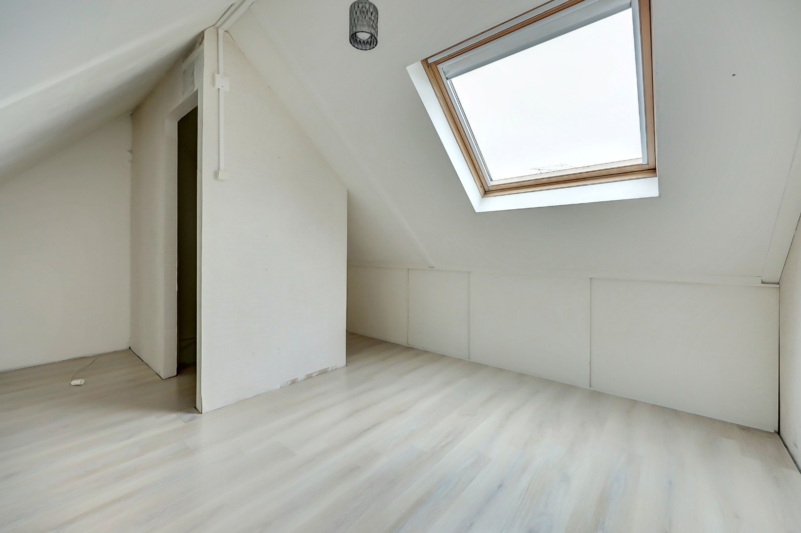 In de jonge woonwijk Nesselande in deelplan Haag en Park gelegen 5 kamer tussenwoning met houten berging en parkeerplaats op 131 m² eigen grond. 