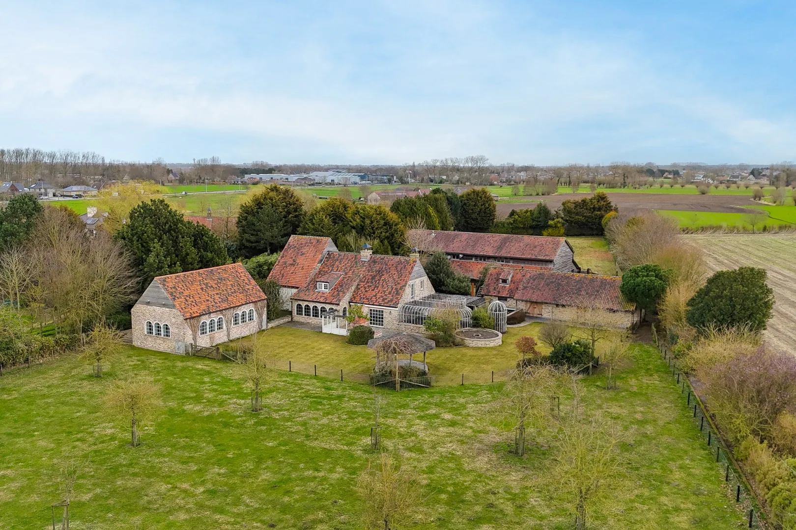 Karaktervol landhuis met zwembad, loods en stallen op rustige ligging