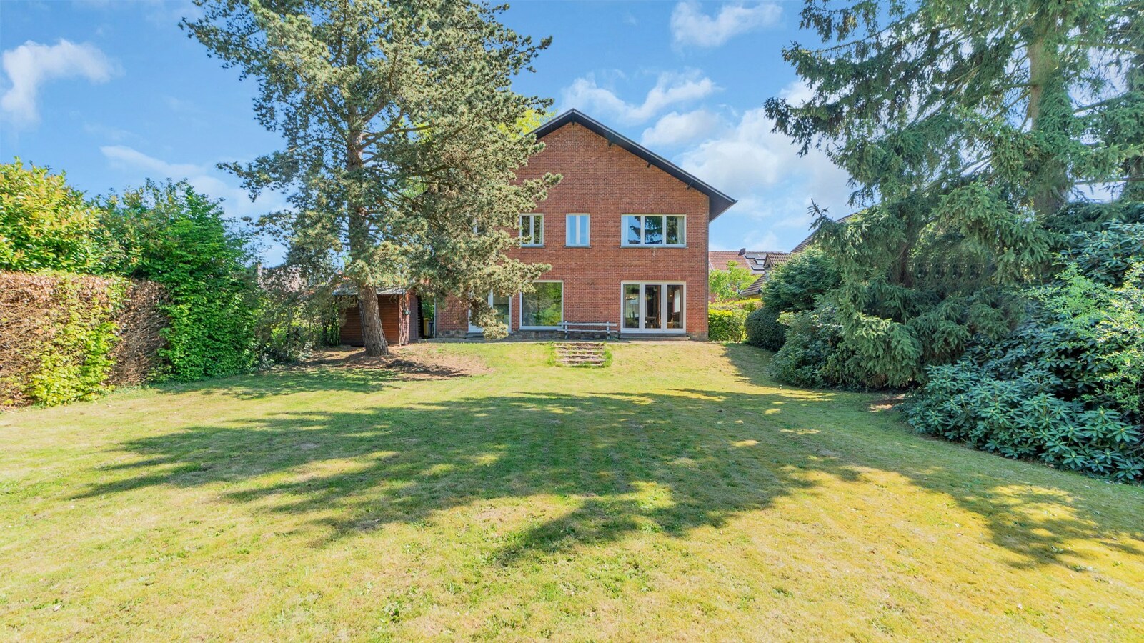 LINDEN ruime villa 4-6 slaapkamers met grote tuin 