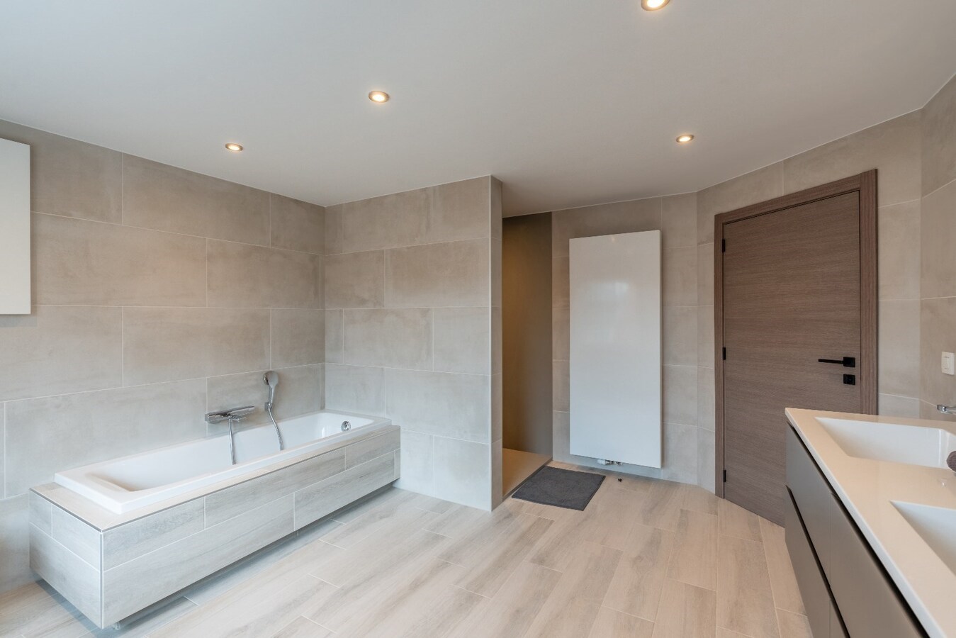 Ruime gerenoveerde woning in Niel-bij-As met 3 slaapkamers. 