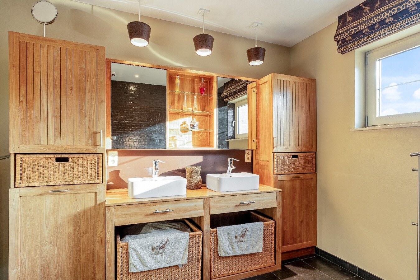 Duurzame, veelzijdige woning met karakter, energiezuinig comfort én prachtige tuin, op toplocatie. 