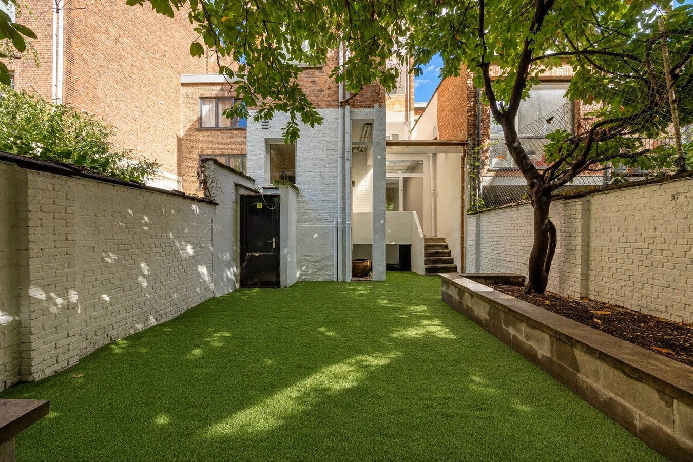 Gelijkvloers appt. met handelsruimte en tuin te Antwerpen! 