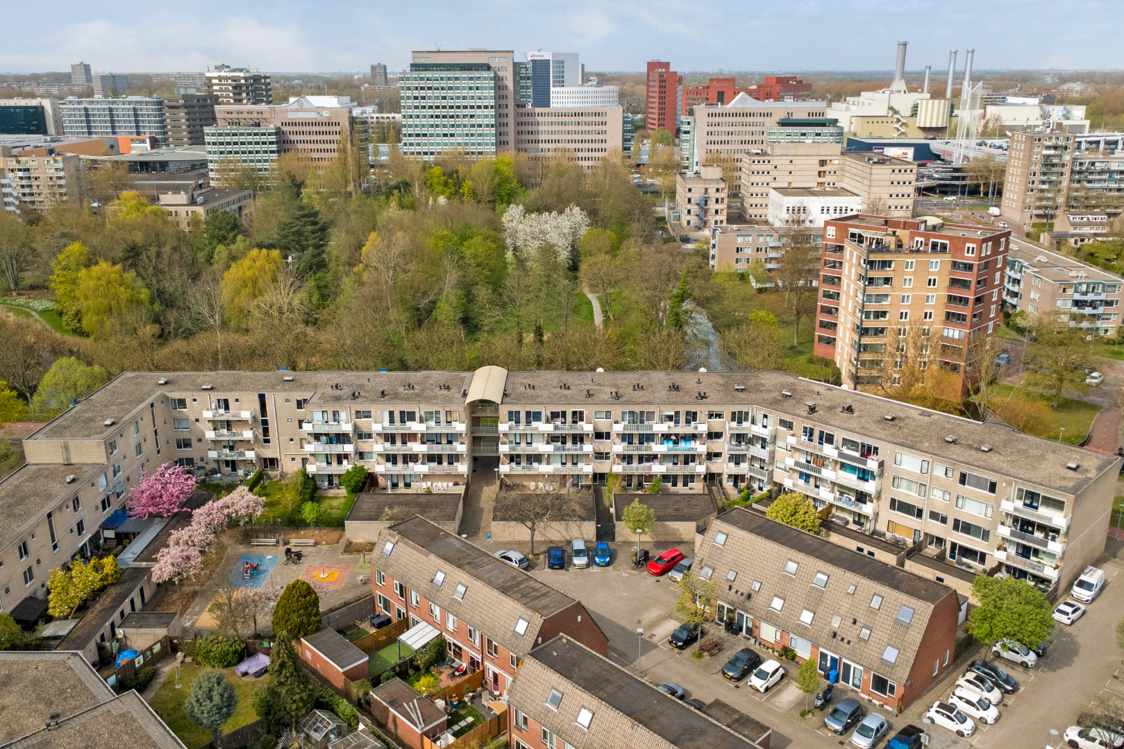Instap klaar en moderne 4-kamer hoekwoning met 3 ruime slaapkamers, fraaie keuken en badkamer, onderhoudsvriendelijke tuin en gelegen op eigen grond. 
