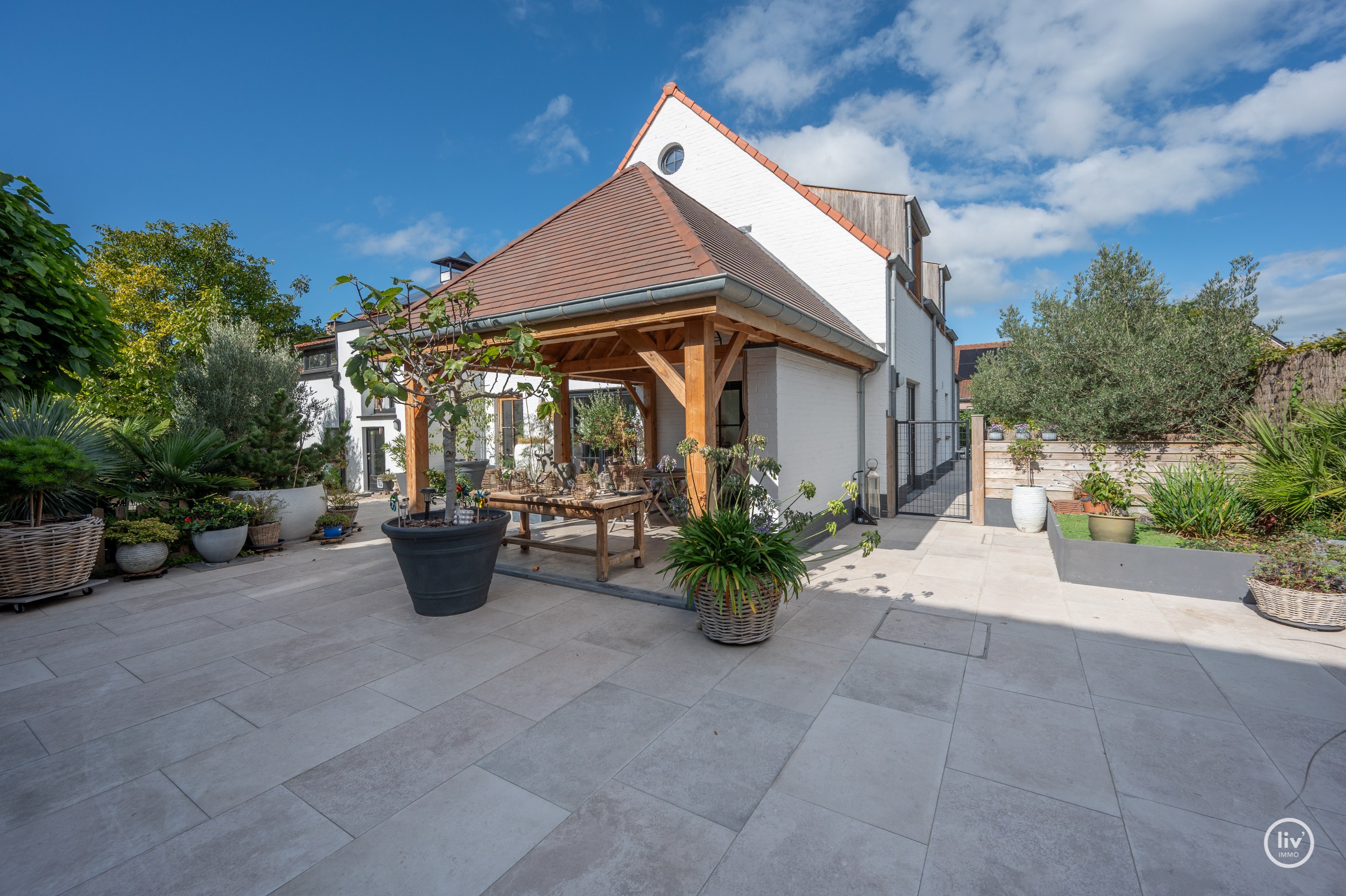 La villa récente de 2023 est située sur un terrain de 900 m², dans un havre de paix et de tranquillité. 